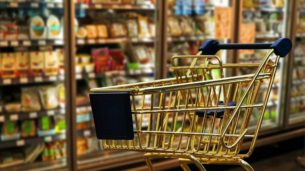 Las autoridades recomiendan llevar la bolsa siempre al frente y no dejarla en el carrito de compras.