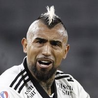 Noche de furia de Arturo Vidal: erró un penal, metió un gol en contra y se peleó con un compañero