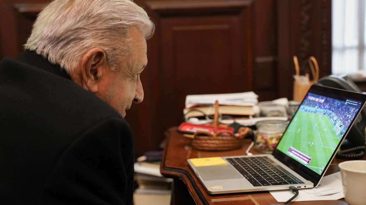 López Obrador en Palacio Nacional mientras ve el México-Polonia