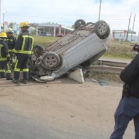 Un auto chocó y volcó contra el guardarraíl de la ruta 7