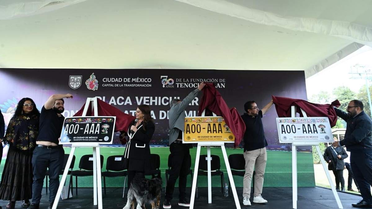 La jefa de Gobierno, Clara Brugada, presentó este miércoles 10 de diciembre los tres modelos de la placa vehicular conmemorativa del Mundial 2026