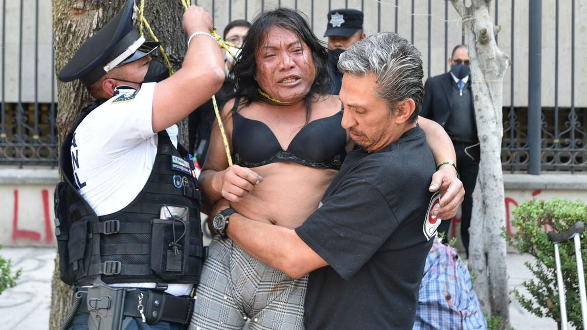 Lupita, mujer trans de Oaxaca trató de colgarse frente a la Segob en protesta por que no se atiende su caso