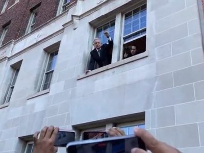 AMLO saluda a simpatizantes que le llevaron serenata al Hotel Lombardy (Video)