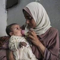 Estas madres palestinas en Gaza dieron a luz; sus bebés solo han conocido la guerra