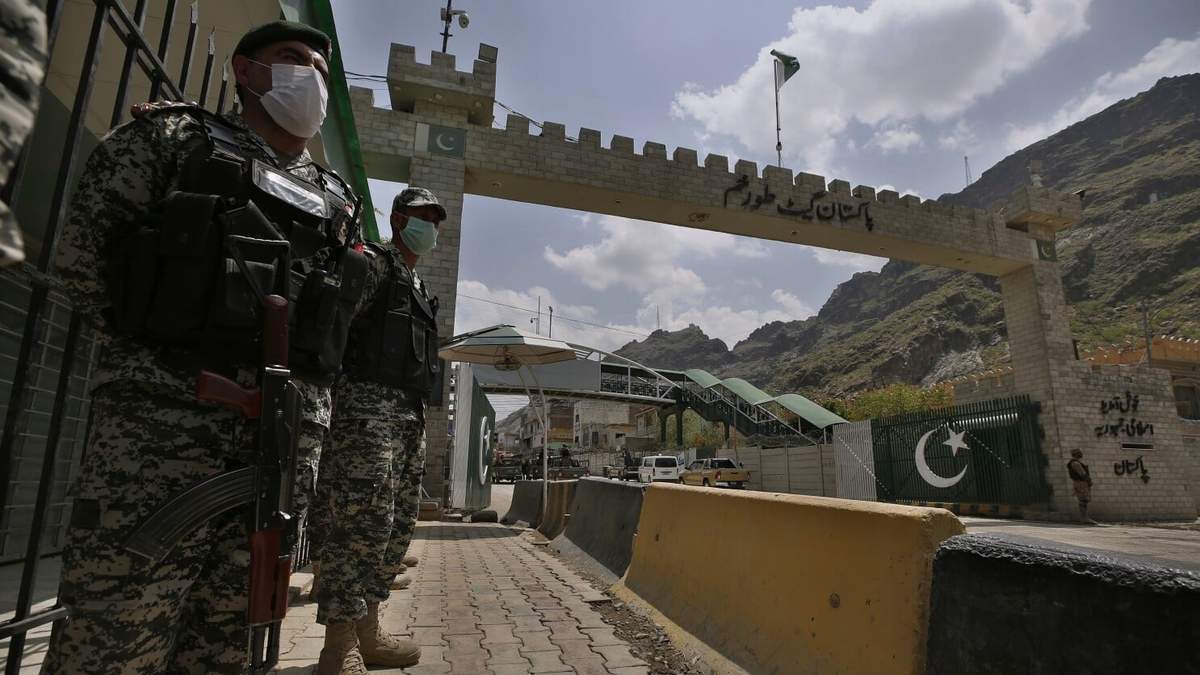 Fuerzas paquistaníes matan a 16 militantes que intentaban cruzar la frontera desde Afganistán