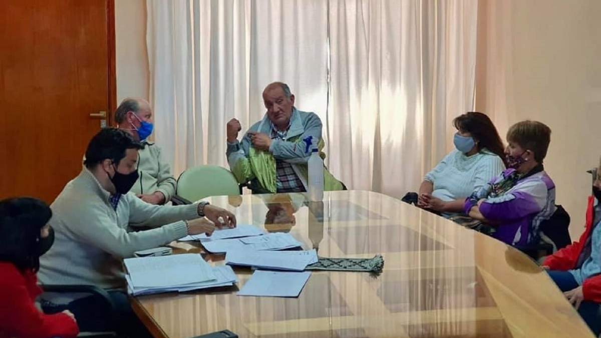 Los vecinos de Colonia Pastoril exponen las inquietudes ante el intendente Koopmann. Fuente: (Twitter).