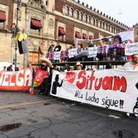 Sindicato de la UAM hace plantón en el Zócalo; exigen que los reciba AMLO