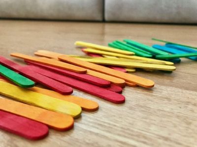 Transformé mi pared de forma creativa con solo palitos de helado: idea de maceta perfecta para suculentas