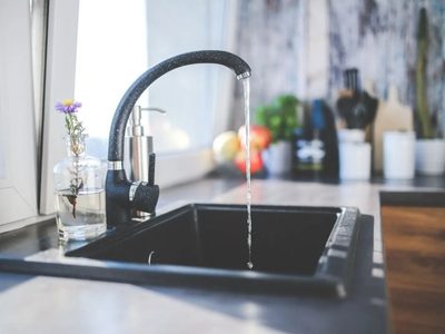 El truco casero para destapar la bacha de la cocina sin productos químicos ni ayuda del plomero