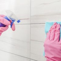 Con 4 ingredientes, prepará esta increíble mezcla para eliminar la grasa en las cerámicas de la cocina