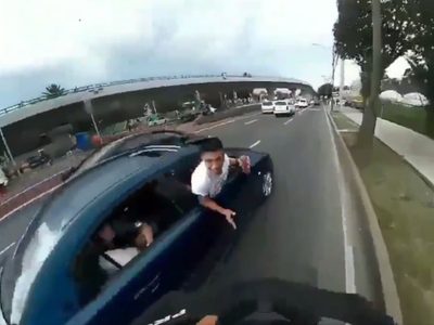 Ciclista graba en video el momento en que automovilista intenta derribarlo
