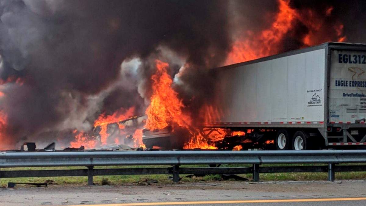 Un camión estalló este sábado en la autopista Panamericana en sentido hacia Capital. Fuente: (Twitter)