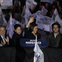 Flanqueada por Calderón y pocos simpatizantes, Margarita Zavala llama a no votar por el candidato 'menos malo”