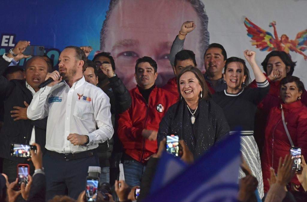 Santiago Taboada, junto con Xóchitl Gálvez, en un mitin en Coyoacán