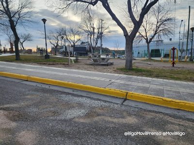 Por un derrame de fluido oleaginoso desplegaron un operativo de limpieza en la avenida Argentina