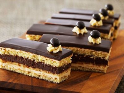 La torta Ópera, un clásico sabroso y su similitud con la oblea argentina