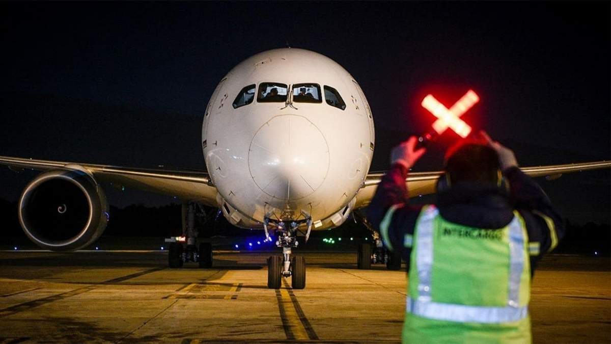 El avión de Latam Cargo que trajo las inmunizaciones al país. Fuente: (Twitter)