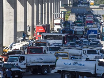 Caos vial en CDMX y Edomex por bloqueo de pipas tras operativo contra “huachicol del agua”