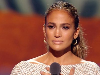 Jennifer López emocionada hasta las lágrimas: "No es común verme así"