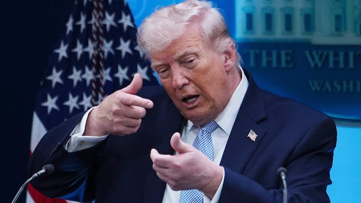 El presidente Donald Trump simula apuntar con un rifle de francotirador mientras habla con periodistas en la sala de prensa James Brady de la Casa Blanca, el lunes 6 de abril de 2026, en Washington