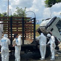 Atentado con bomba contra un camión de la Policía de Cali: hay trece agentes heridos