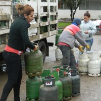 Continúa la entrega de leña y recarga de garrafas en Roca
