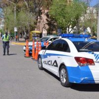 Accidente insólito: por una mala maniobra, impactó contra dos postes de luz