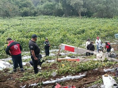 Mueren dos personas por desplome de helicóptero en Tepetlixpa