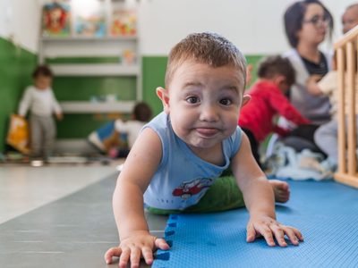 La postura que tenías siempre en tu infancia y que deberías hacer todos los días para mejorar tu salud física y mental