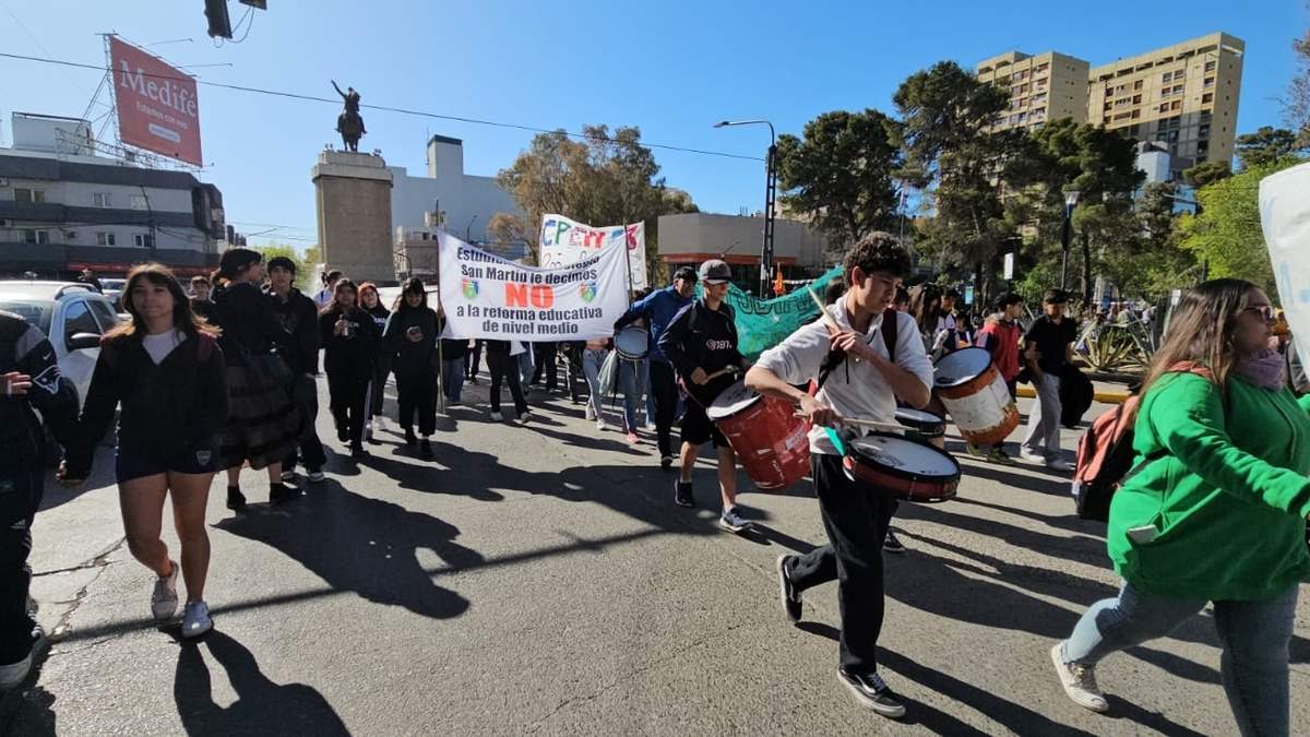 Estudiantes movilizando en la ciudad de Neuquén. Fuente: (Javier Manzano)
