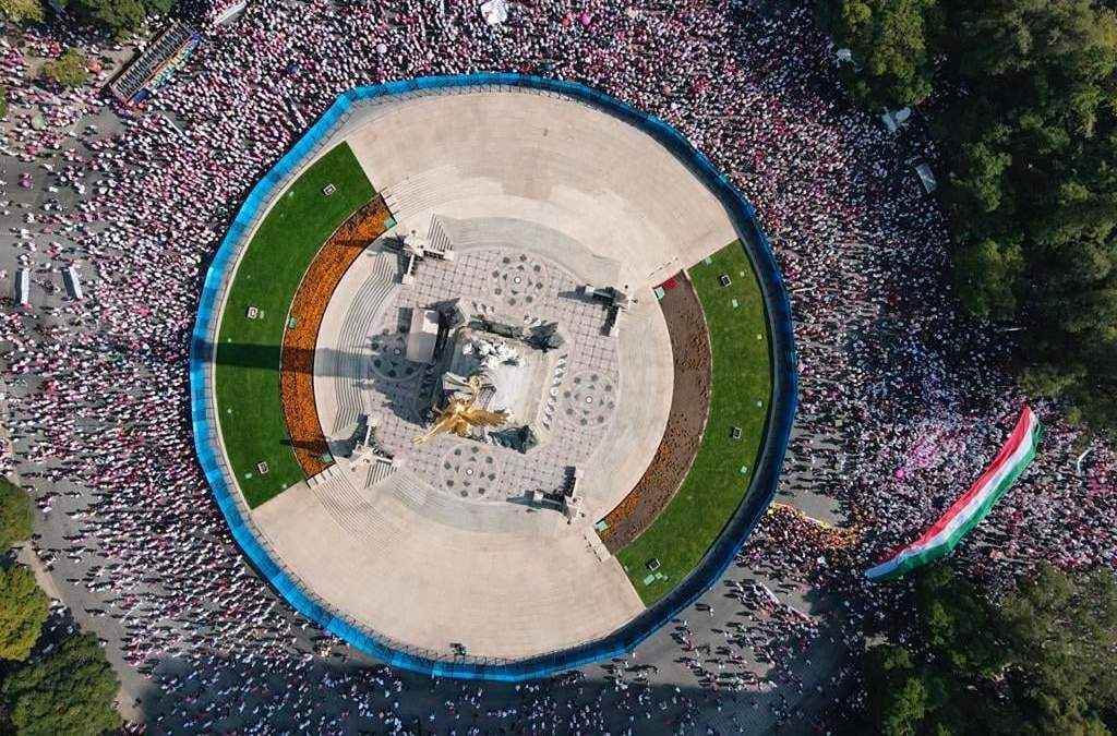 Asistencia a la marcha en favor del INE