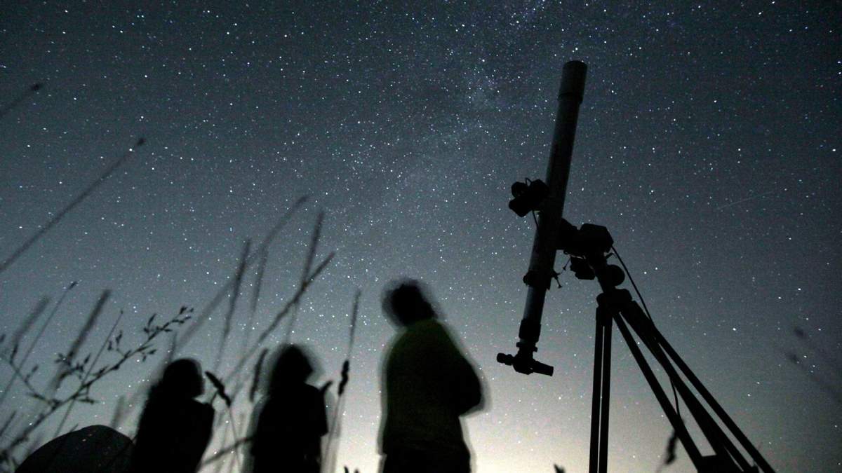 Gente mira al cielo desde un observatorio cerca del pueblo de Avren, Bulgaria, 12 de agosto de 2009