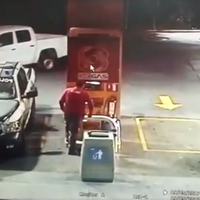 Asesinan a policías cuando cargaban gasolina en San Pedro NL (Video)