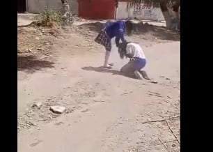 Norma Lizbeth, de 14 años, al momento de ser golpeada por otra menor