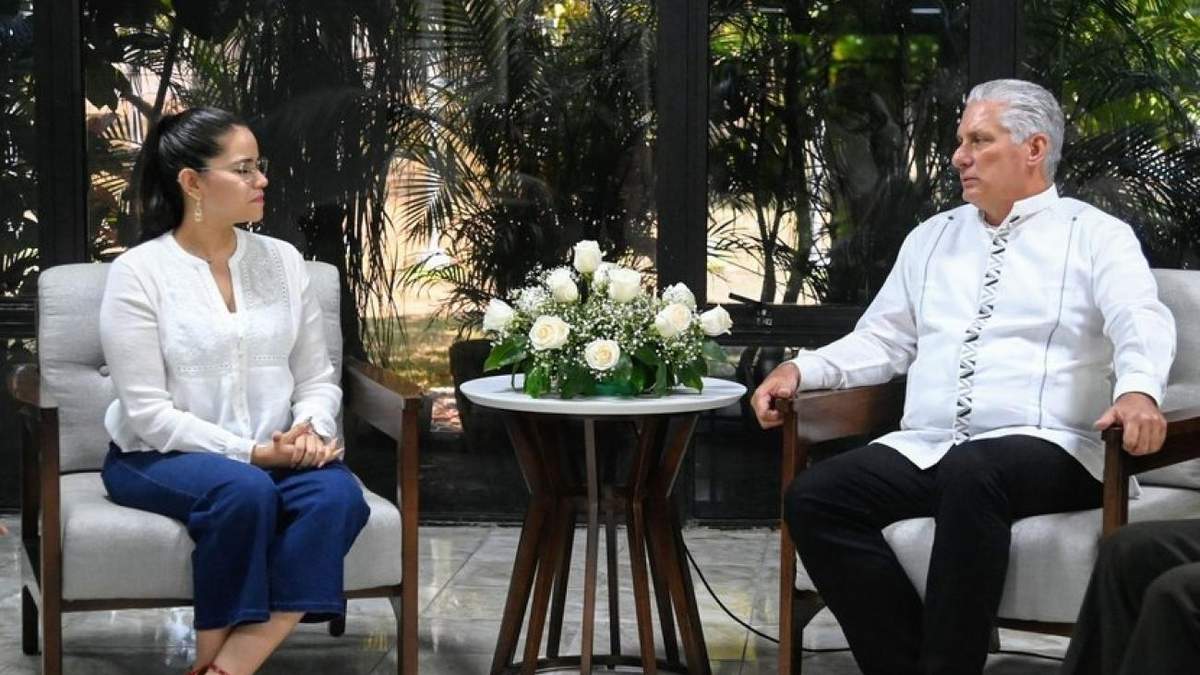 Carolina Rangel, secretaria general de Morena, con el presidente cubano Miguel Díaz-Canel