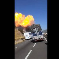 Una pipa de gas que iba a Jalisco explota e impacta a dos vehículos; hay 14 muertos  (Video)