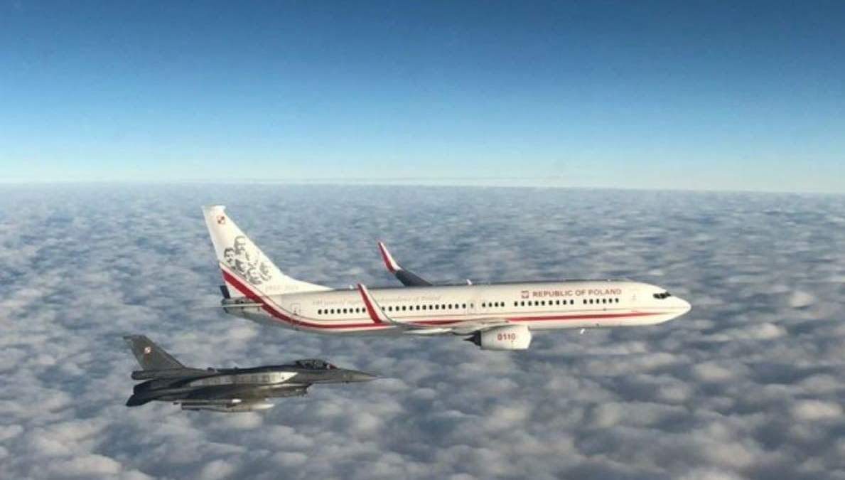 Aviones caza F-16 escoltan a la aeronave que lleva a la Seleción de Polonia a Qatar