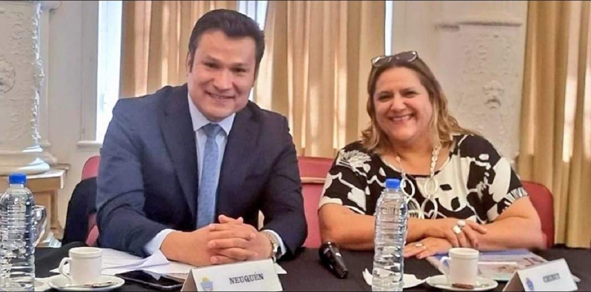 El ministro de Gobierno y Educación de Neuquén, Osvaldo Llancafilo, y la presidenta del Consejo Provincial de Educación, Ruth Flutsch. Fuente: (Gobierno de Neuquén)