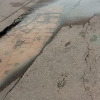 Vecinos en alerta por una pérdida de agua que lleva semanas en Godoy Cruz