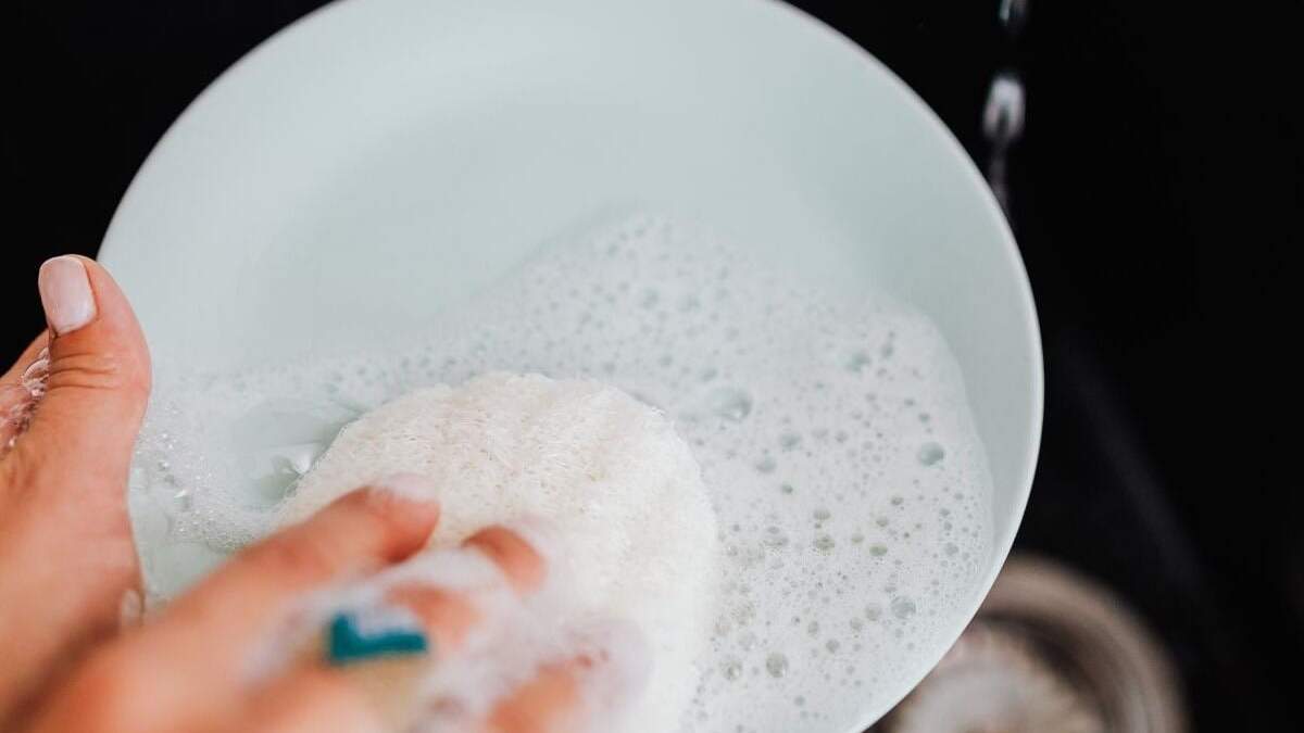 Truco de limpieza para platos blancos.