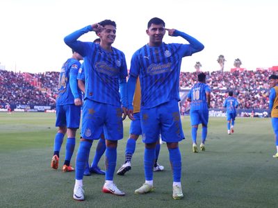 Chivas vence a domicilio 3-2 a San Luis para extender su paso perfecto en la Liga MX