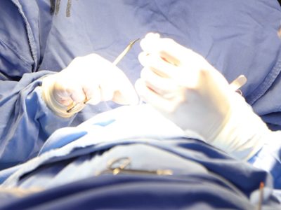 Mujer va a un hospital a dar a luz a sus gemelos, pero médicos le dicen que eran tumores