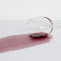 Con solo 1 ingrediente: mirá cómo eliminar las manchas de vino tinto de tu ropa en solo 10 minutos