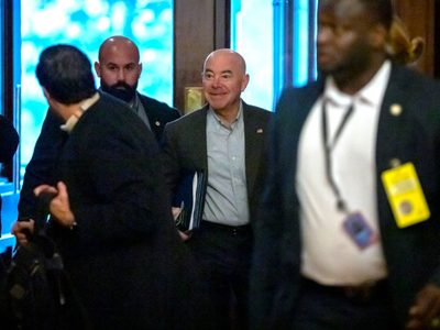 Senadores siguen negociando sobre seguridad fronteriza; Trump habla de pureza de "sangre"