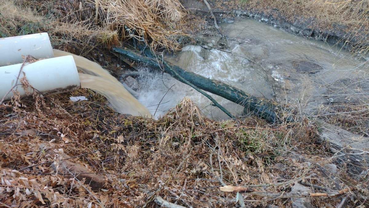 Vertidos de líquidos cloacales en el río Neuquén. Fuente: (X)