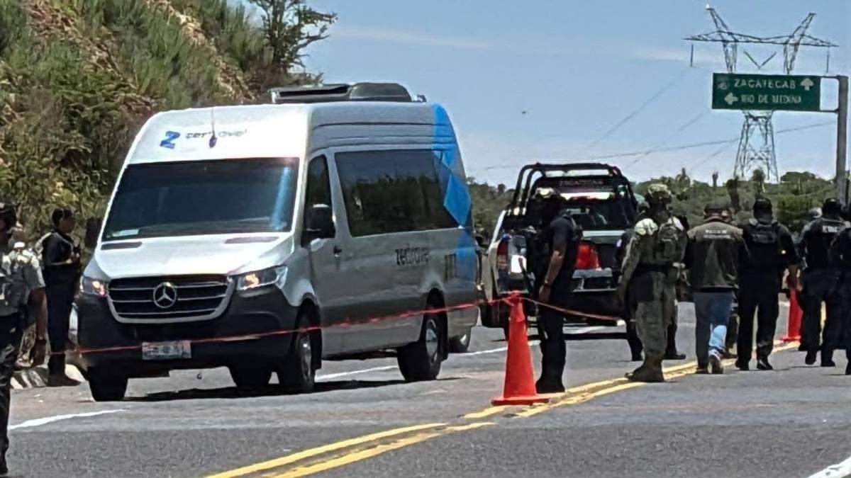 Autoridades acordonaron el vehículo en el que viajaban las víctimas de un ataque armado, en el que dos personas resultaron heridas y dos perdieron la vida, entre estos un niño de 12 años, en la carretera federal Zacatecas-Durango