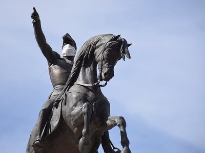 Campaña: Le pusieron barbijos a los monumentos de Neuquén