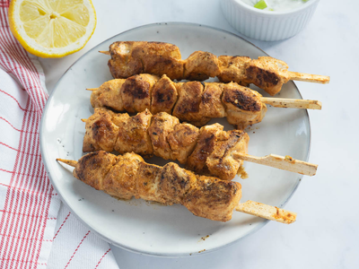 Brochetas de pollo con ajo y queso parmesano: prepará esta receta exprés y rica para resolver la cena