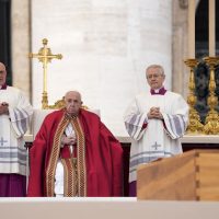 Miles despiden a Benedicto XVI en funeral celebrado por el Papa Francisco