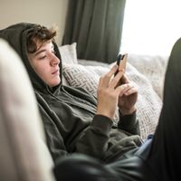Europa debate regular el uso de redes sociales entre adolescentes